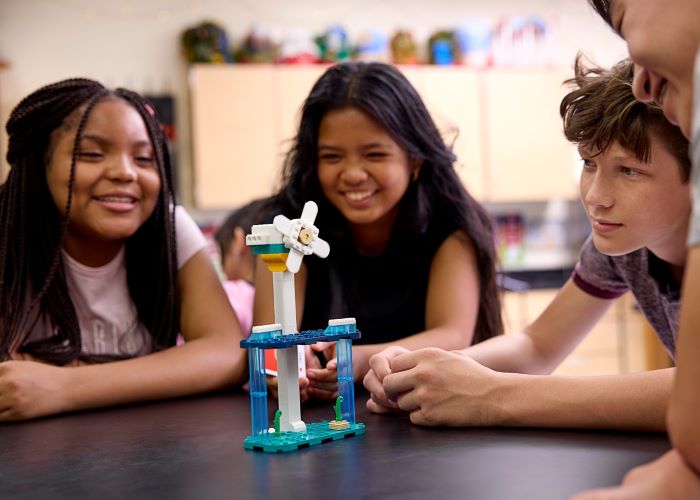 Ciências da natureza: o que é e como trabalhar na escola 1 Foto de crianças em aula com LEGO® Education Ciências