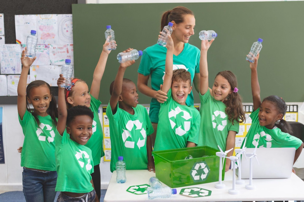 6 Ideias de educação ambiental na escolas 2 Foto de crianças em aula sobre reciclagem
