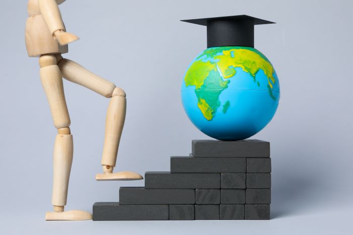 Qualidade da educação no Brasil: ranking mundial 1 Foto de um boneco ascendendo degraus.