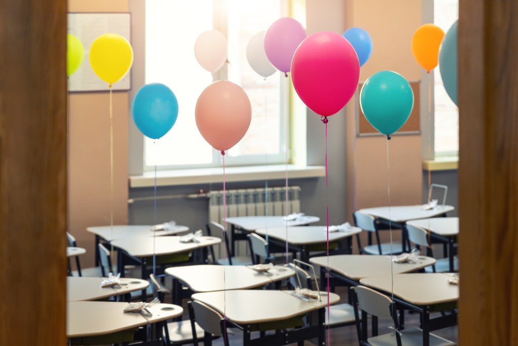 Atividades lúdicas para educação infantil: 12 ideias práticas para sala de aula 4 Foto de balões coloridos em sala de aula