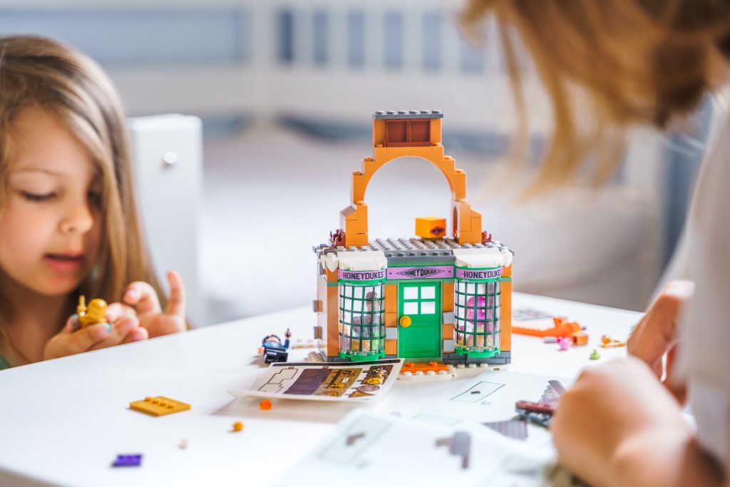 Atividades lúdicas para educação infantil: 12 ideias práticas para sala de aula 6 Foto de alunas da educaçao infantil construindo cenários com LEGO