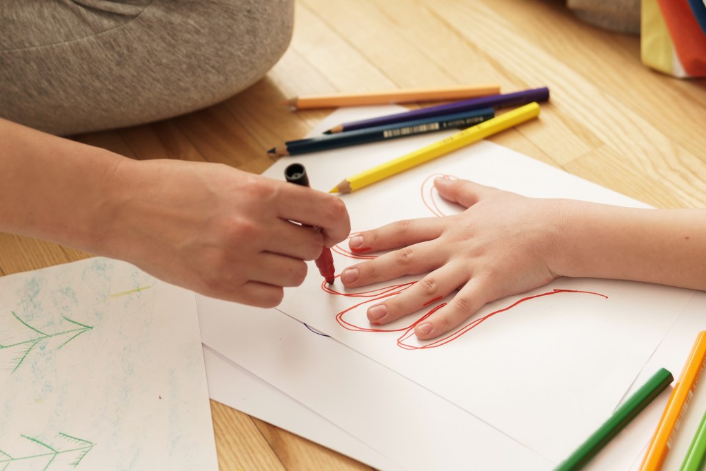 Atividades lúdicas para educação infantil: 12 ideias práticas para sala de aula 8 Foto de contorno de mão