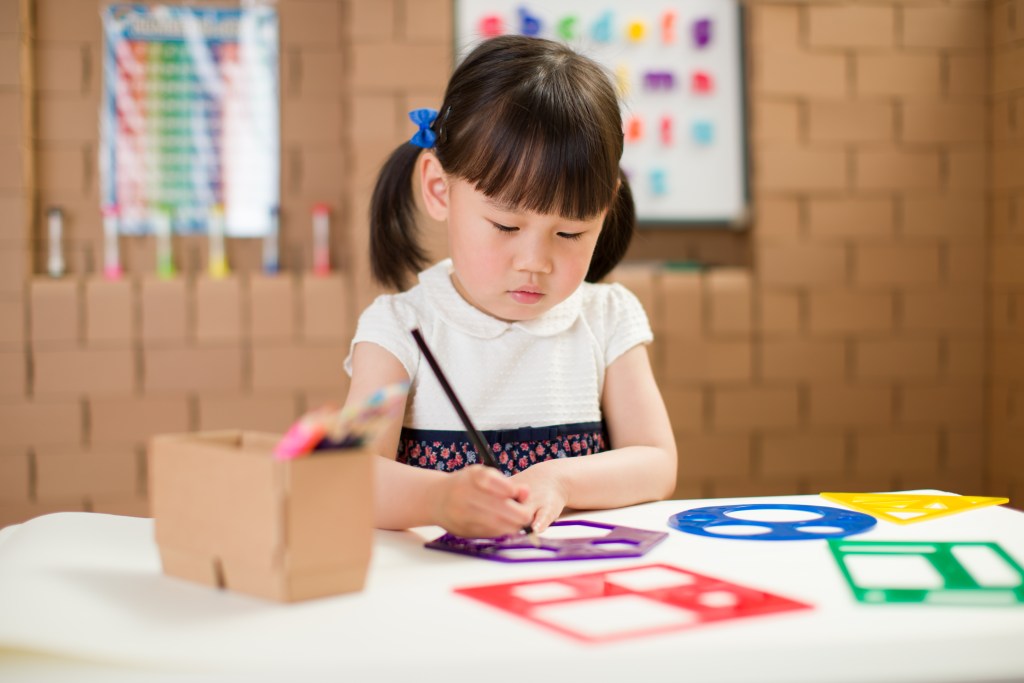 Atividades lúdicas para educação infantil: 12 ideias práticas para sala de aula 7 Foto de alunas da educaçao infantil construindo cenários com LEGO