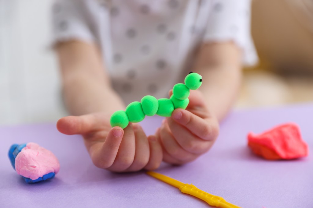 Atividades lúdicas para educação infantil: 12 ideias práticas para sala de aula 10 Foto de criança manipulando massinha de modelar