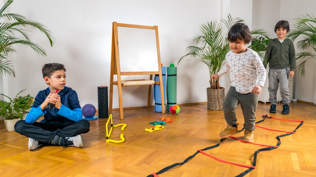 Atividades lúdicas para educação infantil: 12 ideias práticas para sala de aula 3 Foto de crianças pequenas em circuito de atividades físicas