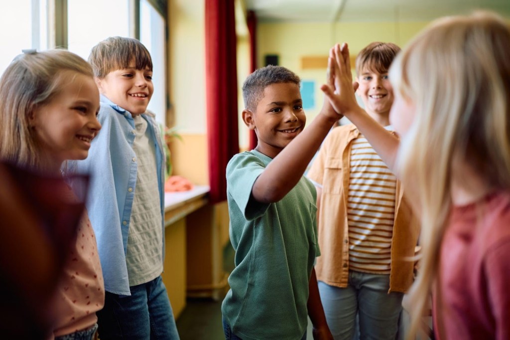 Como medir o nível de ensino da sua escola? 1 Foto de alunos interagindo