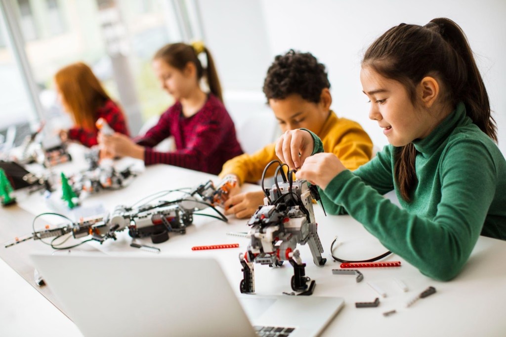 Como medir o nível de ensino da sua escola? 2 Foto de alunos em aula de robótica
