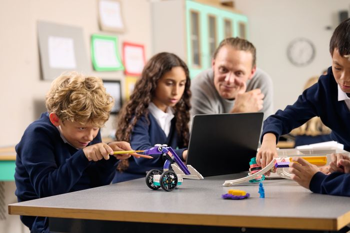 Nexis: a nova solução do Educacional para implementar a BNCC Computação na prática com robótica e IA 2 Foto de alunos interagindo com LEGO® Education Computer Science & AI - Nexis