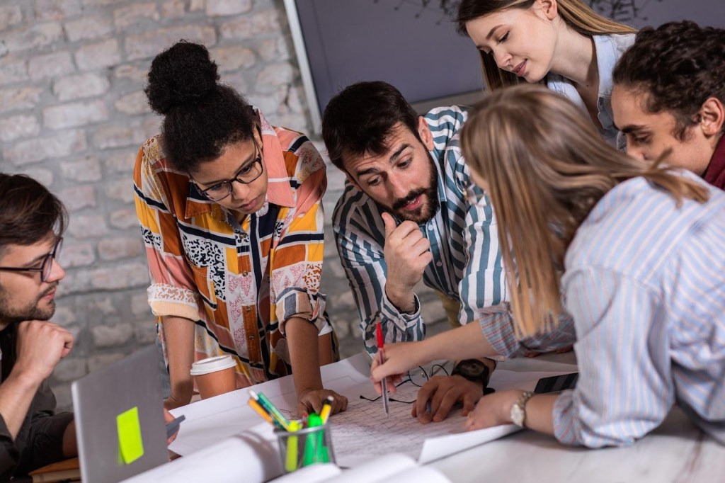 O que o design thinking ensina à gestão educacional? 1 Foto de gestores escolares definindo estratégias e soluções