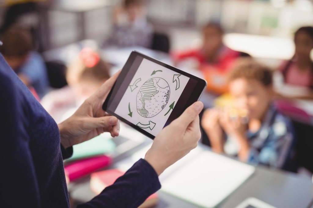 Planejamento de Aulas em 2026: Integrando STEAM e Competências Digitais 1 Foto de professores usando a tecnologia