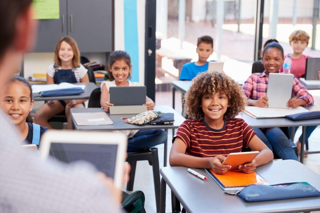 Planejamento de Aulas em 2026: Integrando STEAM e Competências Digitais 2 Foto de aula com uso de tecnologia