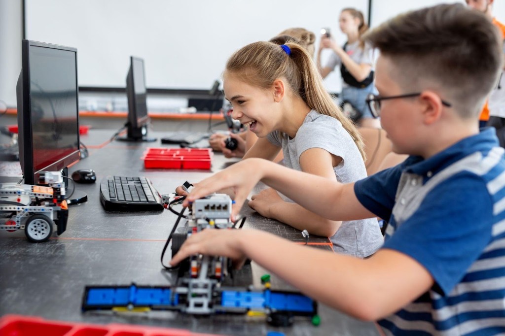 Robótica educacional para escolas: como implementar com baixo custo e alto impacto 3 Foto de alunos em aula de robótica na escola