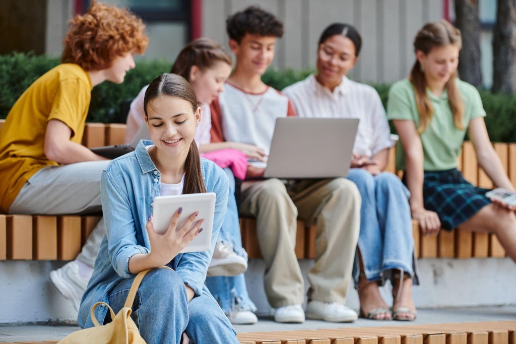Habilidades do século XXI: quais são, por que importam e como desenvolver na escola 2 foto de adolescentes na escola usando a tecnologia
