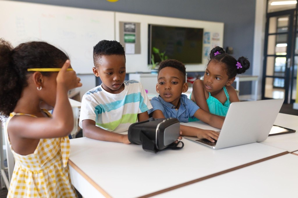 Consciência Negra: como a tecnologia aprofunda o debate na escola 2 Foto de crianças usando tecnologia na escola