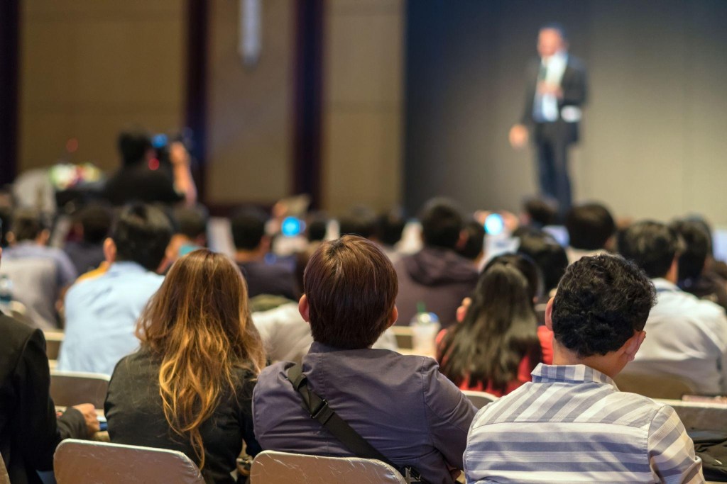 Bett Brasil 2026: programação, novidades e o que o Educacional leva ao evento 2 Foto palestra em evento