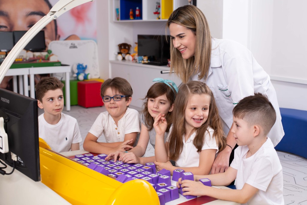 Mesa Educacional ganha 12 módulos de atividades de alfabetização e matemática alinhadas à BNCC 3 Crianças aprendendo com Mesas Educacionais