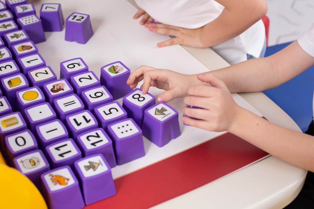 Mesa Educacional ganha 12 módulos de atividades de alfabetização e matemática alinhadas à BNCC 2 Crianças brincando com blocos de Mesas Educacionais