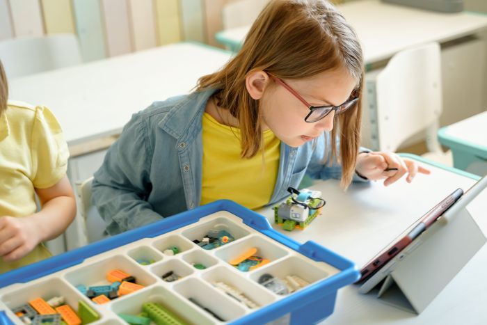 Planejamento para o Dia da Terra: Como organizar projetos de robótica sustentável na sua escola 2 Foto de criança fazendo projeto de dia da terra