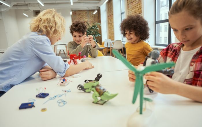 Planejamento para o Dia da Terra: Como organizar projetos de robótica sustentável na sua escola 1 Crianças fazendo projeto dia da terra