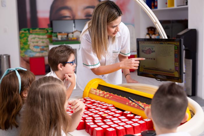 Dia das Crianças: do brincar ao conhecimento 1 Foto de crianças e professora usando Mesa Educacional