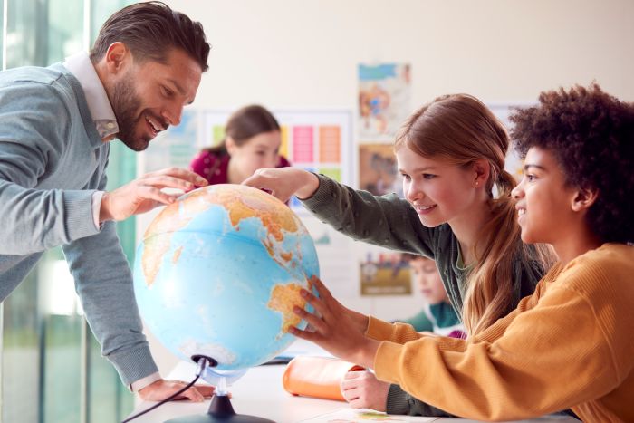 Futebol na escola: ideias com Copa do Mundo 1 crianças aprendendo geografia em sala de aula