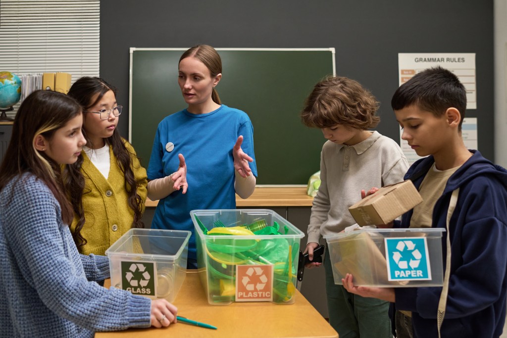Atividades para o Dia da Independência: projetos maker e tecnológicos para o Ensino Fundamental 1 : Foto de alunos e professora separando materiais recicláveis