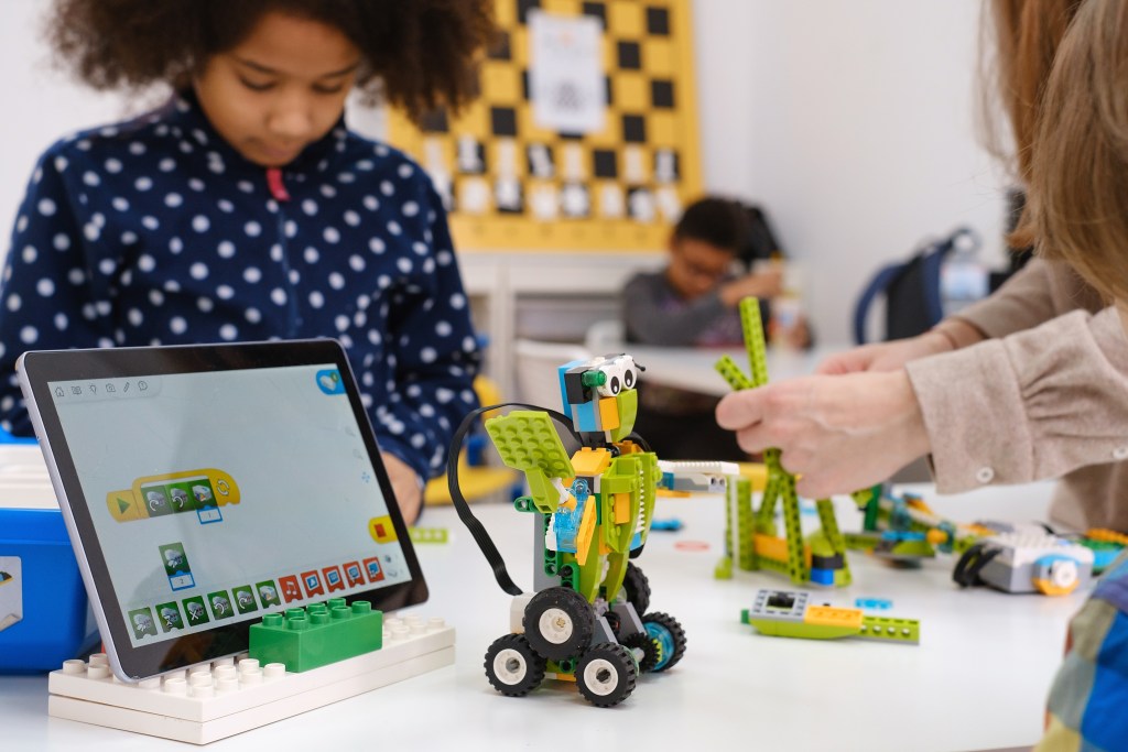 Sistema de ensino: 5 critérios para escolher certo 1 Foto de criança em aula de robótica