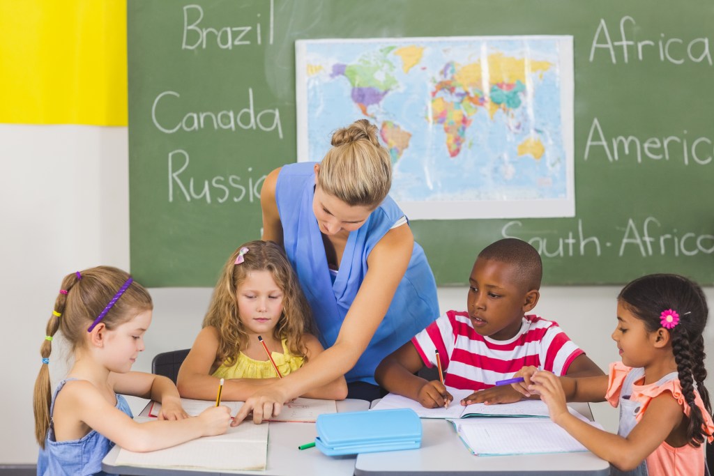 Integração Curricular: BNCC e Currículo Bilíngue 1 foto de professor dando aula de geografia e inglês