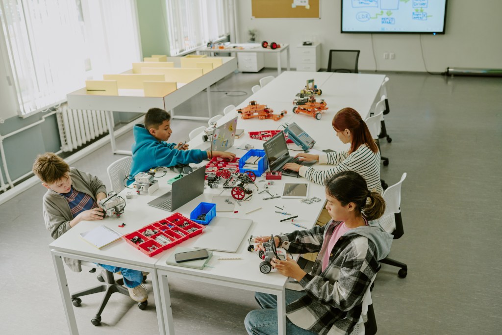 Tecnologia Educacional na Busca pela Equidade na Rede Pública 2 Foto de aula com uso de tecnologia