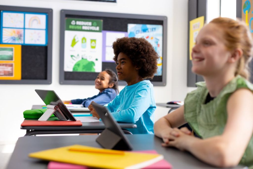 Foto de aula com uso de tecnologia