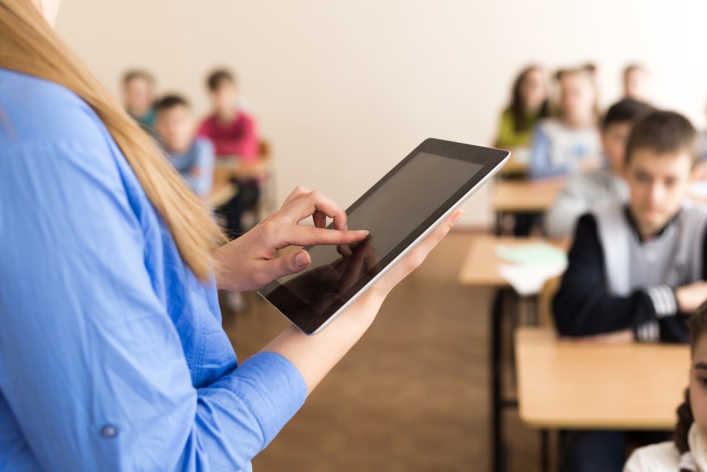 Tecnologia Educacional na Busca pela Equidade na Rede Pública 1 Foto de professor usando a tecnologia