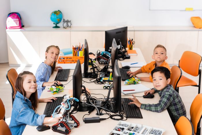 Letramento em IA: como ensinar com segurança 2 Foto de alunos aprendendo programação e robótica