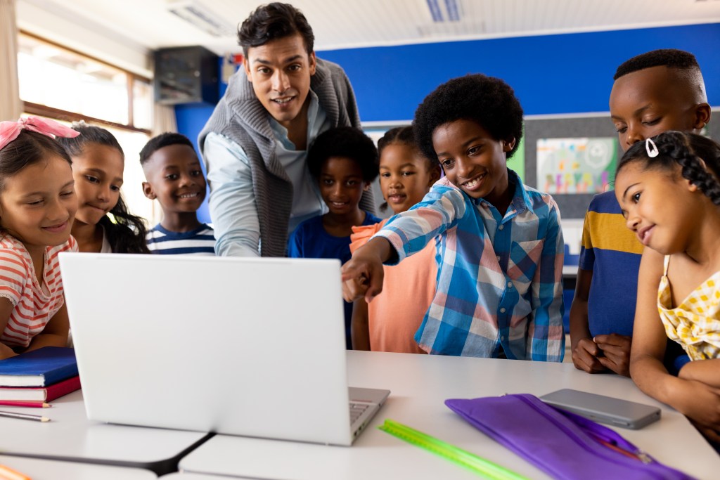 Como Manter o Uso Responsável de Tecnologia em Sala de Aula? 2 Foto de alunos usando tecnologia em sala de aula