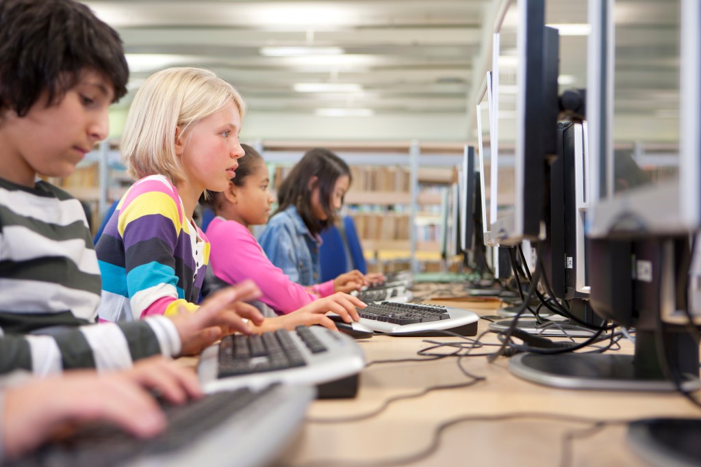 O que é Escola Conectada e sua importância na educação 2 Foto de alunos utilizando computadores em aula