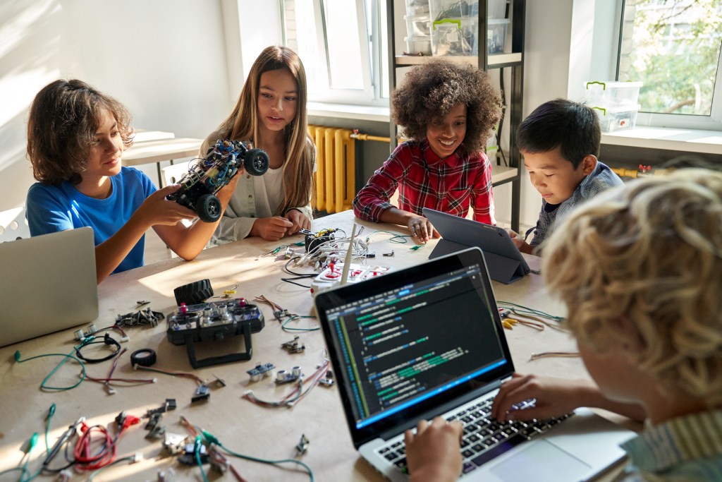 O que é Escola Conectada e sua importância na educação 1 Foto de alunos em aula de programação e robótica