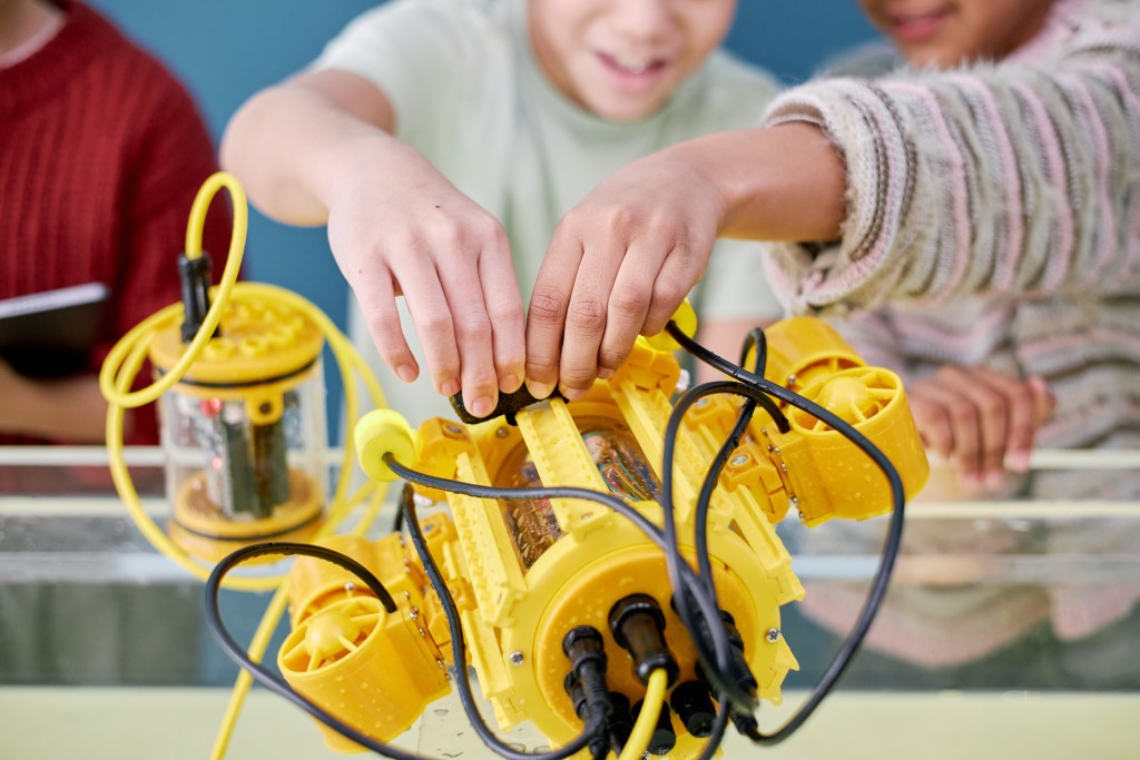 Arduino UNO Q: 5 projetos com IA e Automação 2 Foto de laboratório tecnológico na escola em aula com uso de robótica