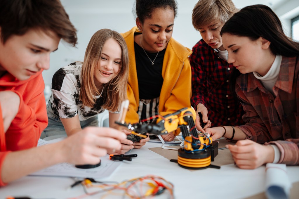 Arduino UNO Q: 5 projetos com IA e Automação 1 Foto de alunos em laboratório tecnológico
