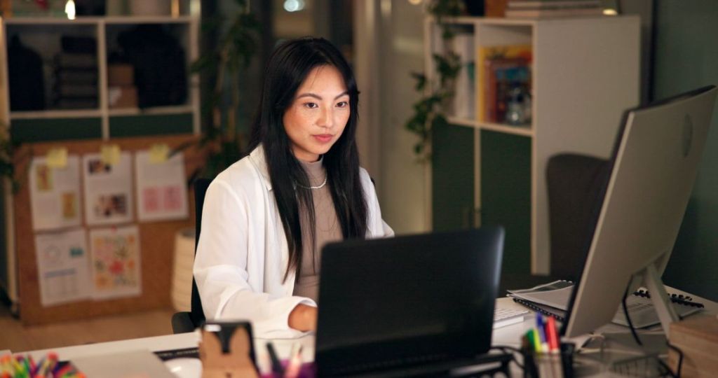 Foto de coordenadora escolar em sua rotina de trabalho